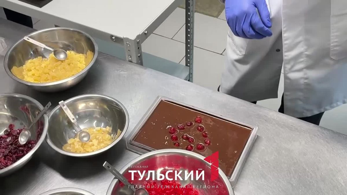Дмитрий Миляев сделал плитку шоколада на фабрике «Суворовские конфеты»