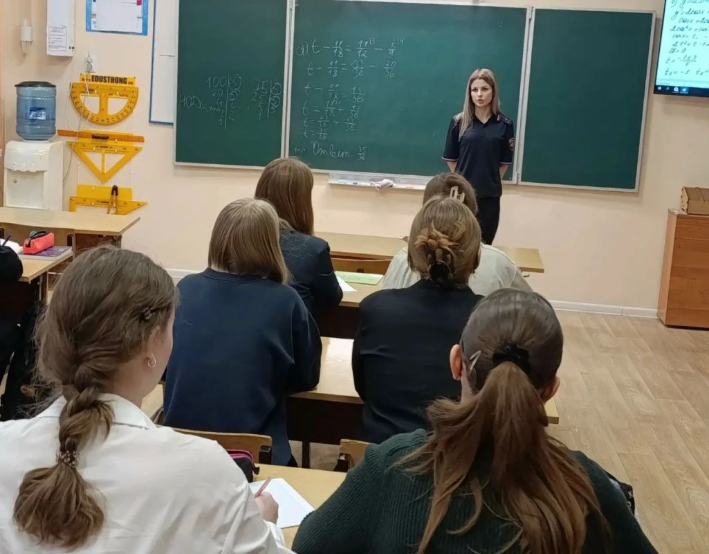 В Новомосковске инспектор ПДН провела профилактическую беседу со старшеклассниками о безопасном и законопослушном поведении В Новомосковске инспектор ПДН провела профилактическую беседу со старшеклассниками о безопасном и законопослушном поведении