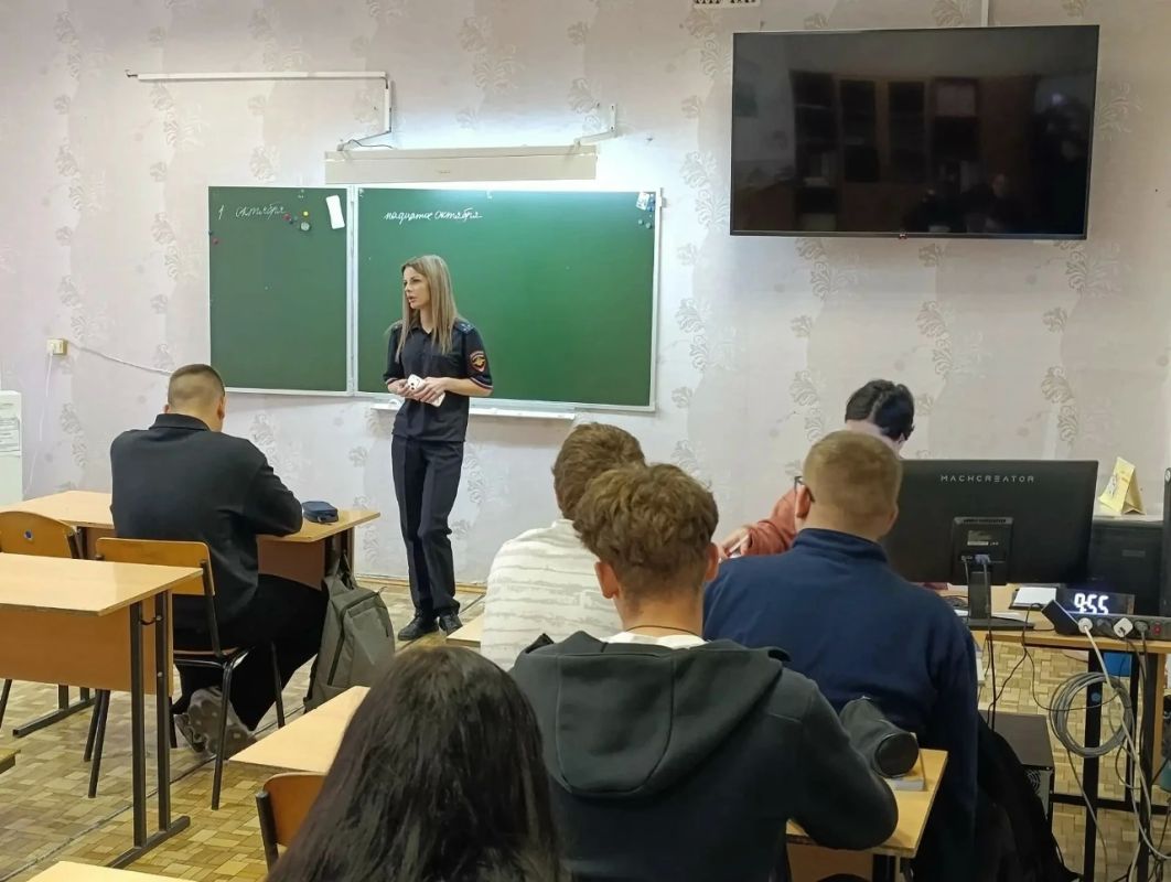 В Новомосковске инспектор ПДН провела профилактическую беседу со старшеклассниками о безопасном и законопослушном поведении В Новомосковске инспектор ПДН провела профилактическую беседу со старшеклассниками о безопасном и законопослушном поведении
