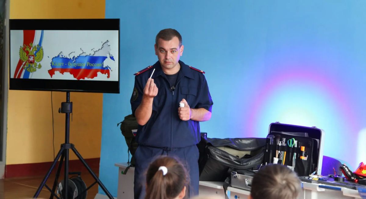 Следователь-криминалист следственного управления провел практический урок для учеников кадетского класса Следователь-криминалист следственного управления провел практический урок для учеников кадетского класса