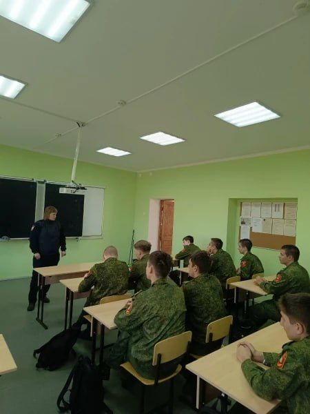 В Первомайской кадетской школе инспекторы ПДН провели правовой урок для будущих защитников Отечества В Первомайской кадетской школе инспекторы ПДН провели правовой урок для будущих защитников Отечества