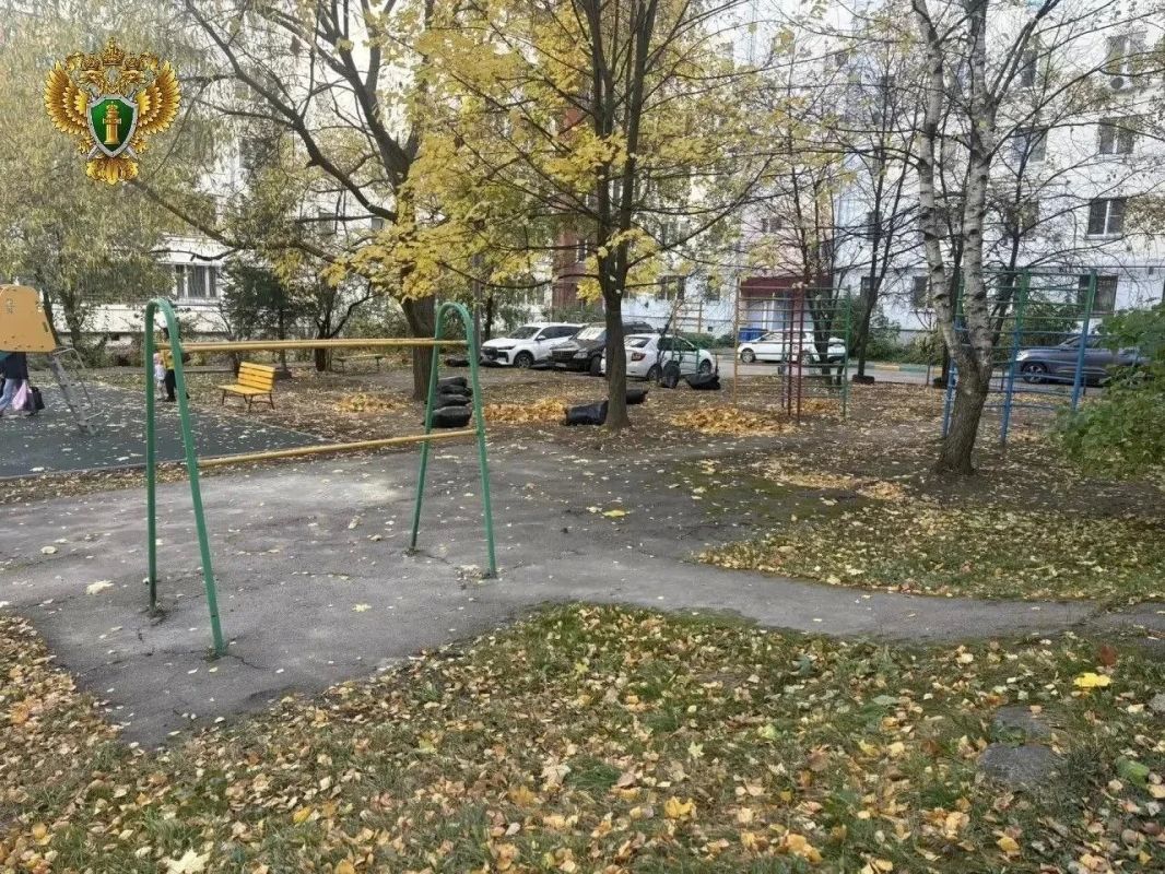 В Туле нашли опасную детскую площадку на улице Степанова В Туле нашли опасную детскую площадку на улице Степанова
