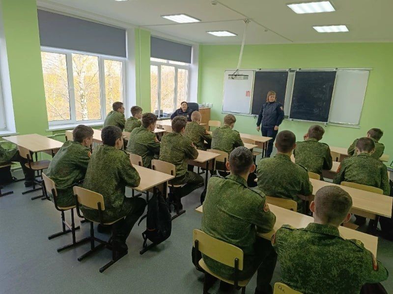 В Первомайской кадетской школе инспекторы ПДН провели правовой урок для будущих защитников Отечества В Первомайской кадетской школе инспекторы ПДН провели правовой урок для будущих защитников Отечества