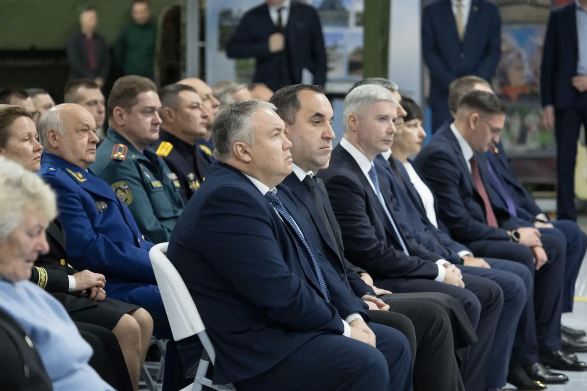 Губернатор Дмитрий Миляев на церемонии передачи и вручения наград: «Все наши усилия направлены на одну цель – приближение победы!» Губернатор Дмитрий Миляев на церемонии передачи и вручения наград: «Все наши усилия направлены на одну цель – приближение победы!»
