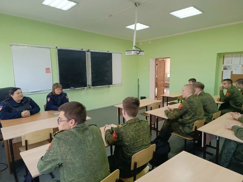 В Первомайской кадетской школе инспекторы ПДН провели правовой урок для будущих защитников Отечества В Первомайской кадетской школе инспекторы ПДН провели правовой урок для будущих защитников Отечества