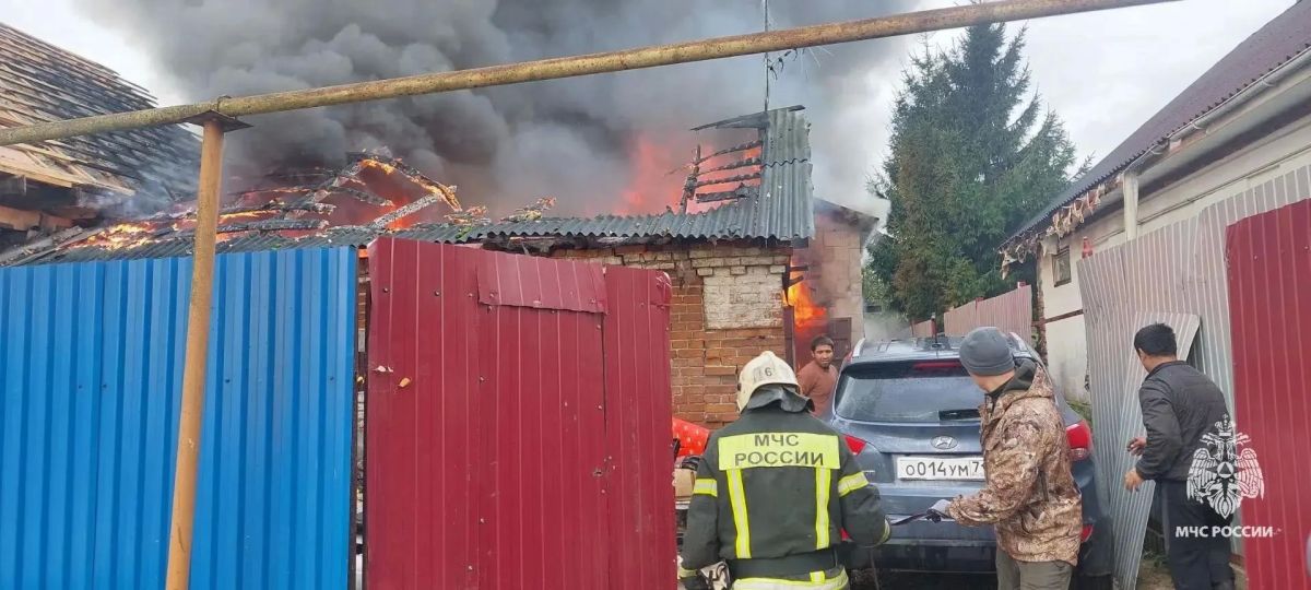 В Туле пожар повредил два жилых дома, гараж и пять автомобилей В Туле пожар повредил два жилых дома, гараж и пять автомобилей