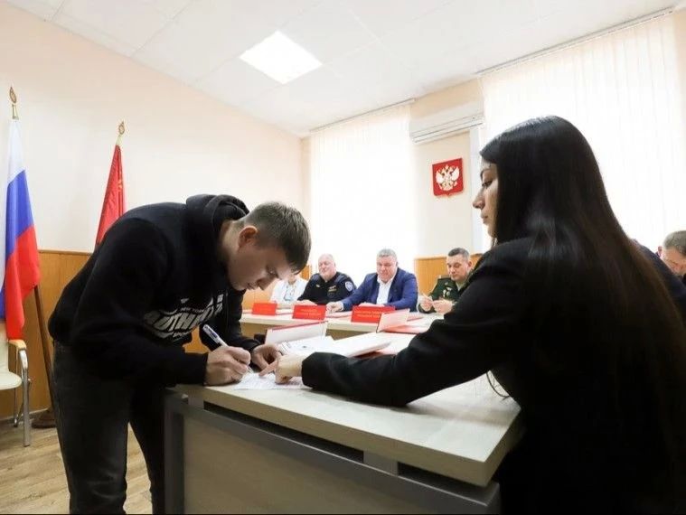 Илья Беспалов: Несите службу достойно!. Провел заседание призывной комиссии Илья Беспалов: Несите службу достойно!. Провел заседание призывной комиссии