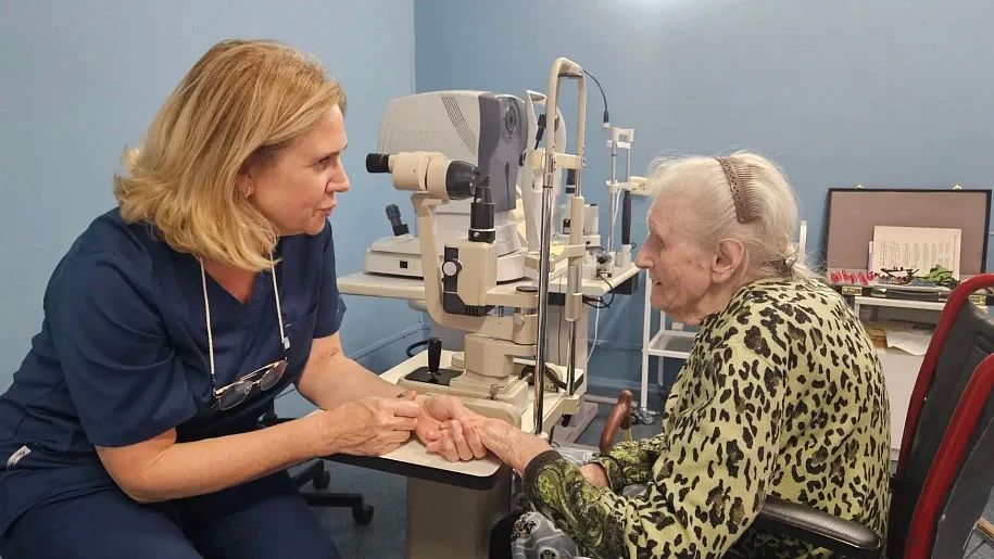 Снова видит мир: тульские офтальмологи вернули зрение 100-летней пациентке