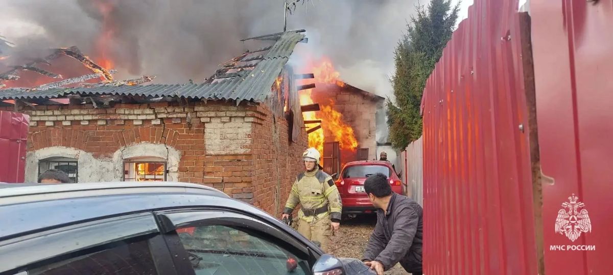 В Туле пожар повредил два жилых дома, гараж и пять автомобилей В Туле пожар повредил два жилых дома, гараж и пять автомобилей