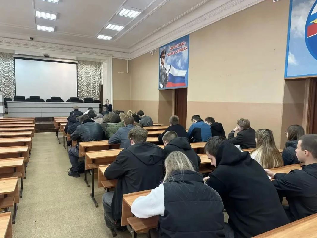 В Туле сотрудники полиции провели профориентационную встречу со студентами ТулГУ В Туле сотрудники полиции провели профориентационную встречу со студентами ТулГУ