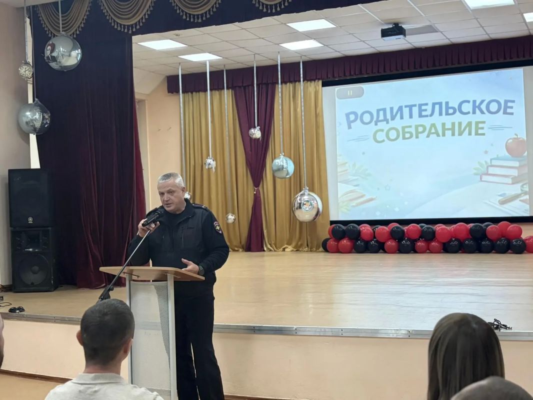 Правовая грамотность и безопасность: сотрудники полиции Новомосковска выступили перед родителями школьников Правовая грамотность и безопасность: сотрудники полиции Новомосковска выступили перед родителями школьников