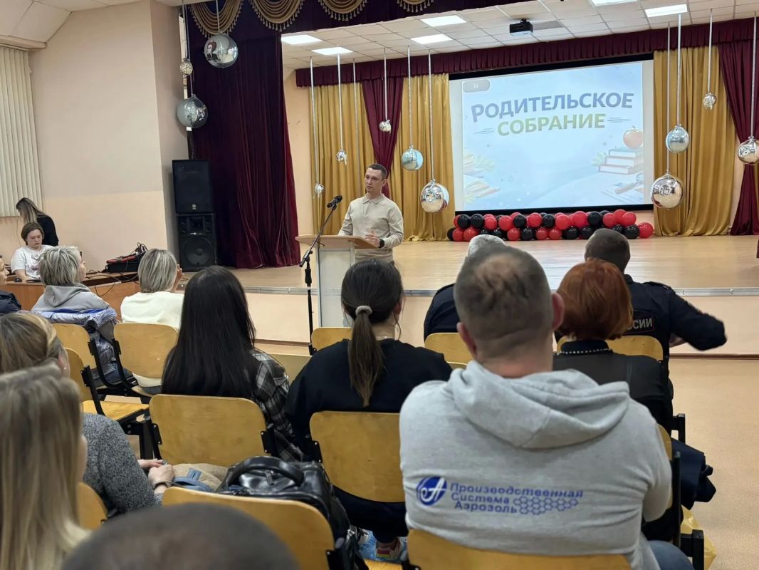 Правовая грамотность и безопасность: сотрудники полиции Новомосковска выступили перед родителями школьников Правовая грамотность и безопасность: сотрудники полиции Новомосковска выступили перед родителями школьников