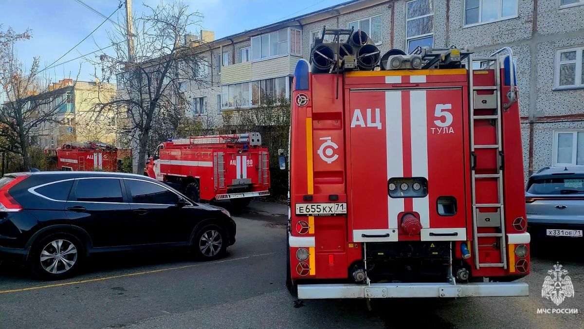 Тульские огнеборцы спасли пятерых жильцов трёхэтажки при пожаре