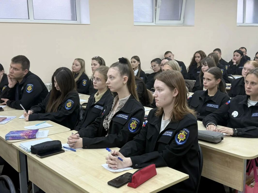 В Новомосковске в рамках акции «Будь в форме» состоялась профориентационная встреча полицейских со студентами Юридического колледжа В Новомосковске в рамках акции «Будь в форме» состоялась профориентационная встреча полицейских со студентами Юридического колледжа