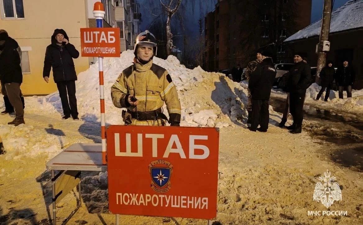 #ЛицаМЧС. Дмитрий Савчук — «Ответственность за каждого и готовность к неизвестному» Когда пожарные вступают в борьбу с огнём, за их действиями стоит работа тех, кто оценивает обстановку, координирует силы и принимает...