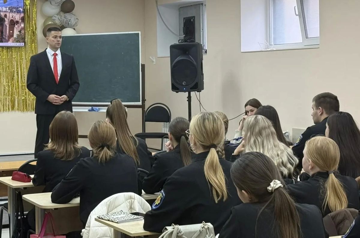 В Новомосковске в рамках акции «Будь в форме» состоялась профориентационная встреча полицейских со студентами Юридического колледжа В Новомосковске в рамках акции «Будь в форме» состоялась профориентационная встреча полицейских со студентами Юридического колледжа