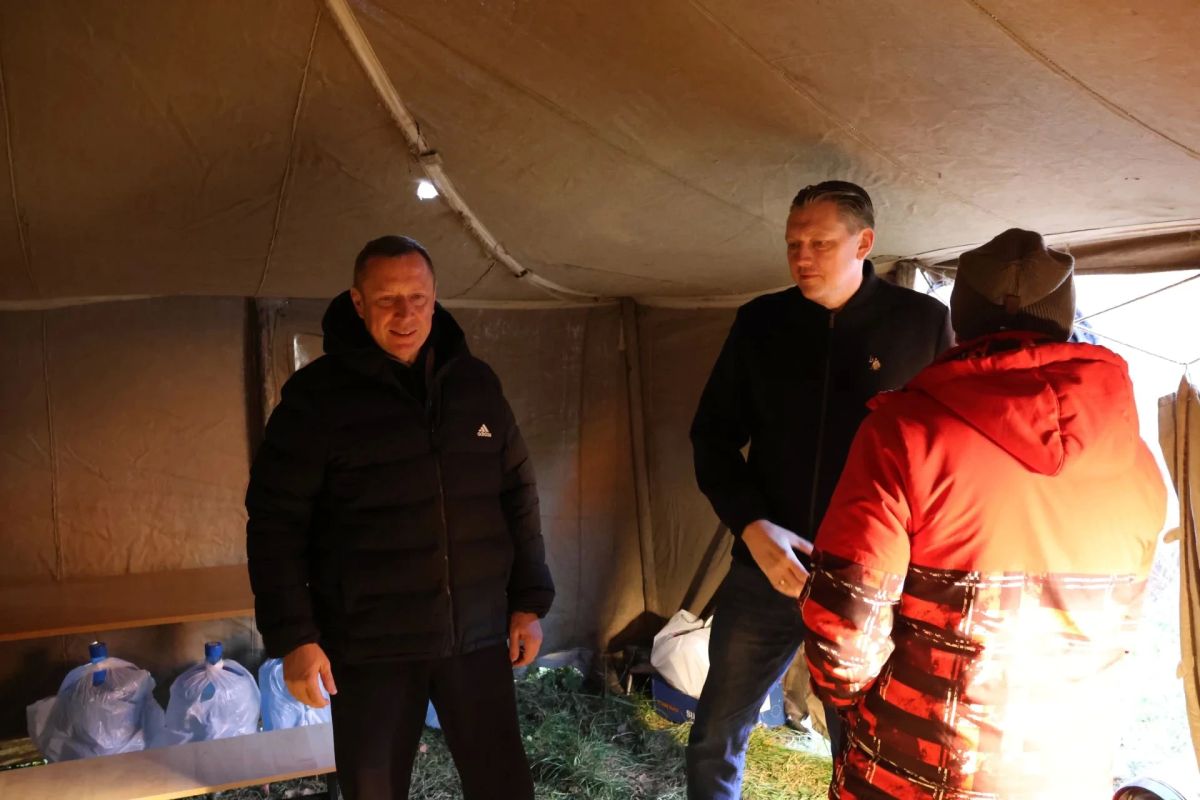 В Новомосковске продолжают устранять последствия атаки БПЛА В Новомосковске продолжают устранять последствия атаки БПЛА