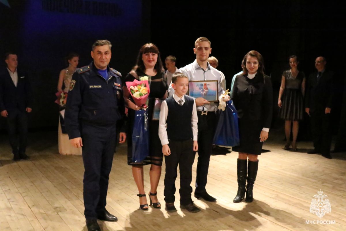 #ЛицаМЧС. Дмитрий Савчук — «Ответственность за каждого и готовность к неизвестному» Когда пожарные вступают в борьбу с огнём, за их действиями стоит работа тех, кто оценивает обстановку, координирует силы и принимает... #ЛицаМЧС. Дмитрий Савчук — «Ответственность за каждого и готовность к неизвестному» Когда пожарные вступают в борьбу с огнём, за их действиями стоит работа тех, кто оценивает обстановку, координирует силы и принимает...