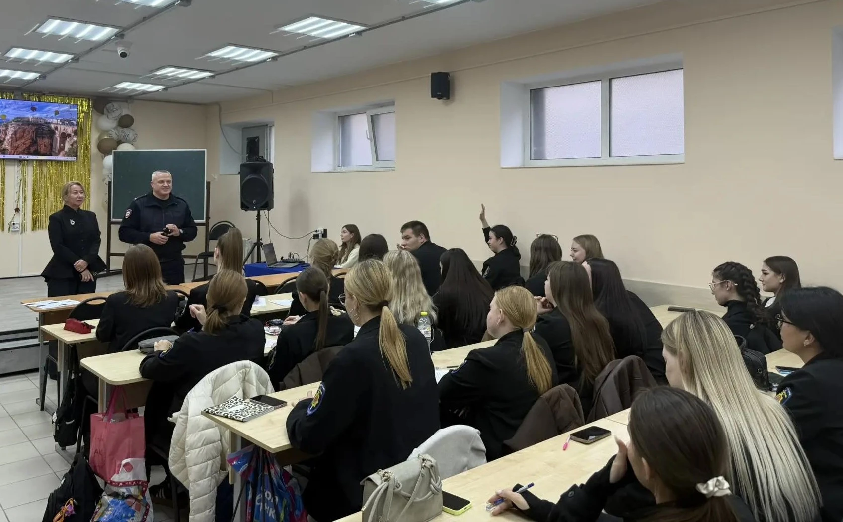 В Новомосковске в рамках акции «Будь в форме» состоялась профориентационная встреча полицейских со студентами Юридического колледжа