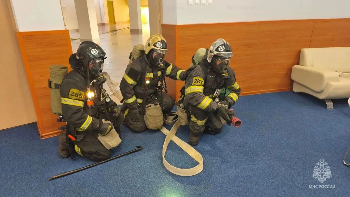 В Алексине загорелся гостиничный комплекс "Ока": спасатели провели учения В Алексине загорелся гостиничный комплекс "Ока": спасатели провели учения