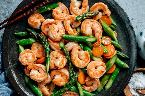 Быстрый и вкусный ужин: креветки с спаржей в китайском стиле