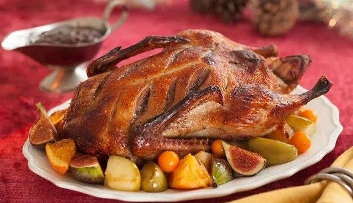 Утка с яблоками и черносливом: настоящее лакомство на столе