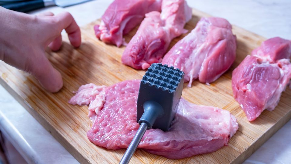 Кухня останется сверкающе чистой: простой способ отбить мясо без лишних брызг