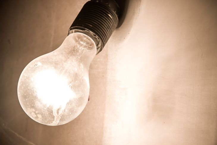 Никто не говорит об этом: как простая манипуляция с лампочкой спасет ваш сон и счет за свет