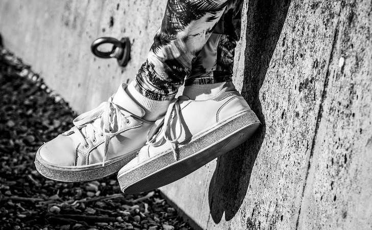 Чем отстирать желтизну с белых кросовок: копеечное средство