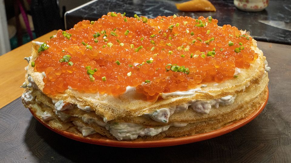 Изысканный новогодний торт: блины с копченой рыбой и красной икрой