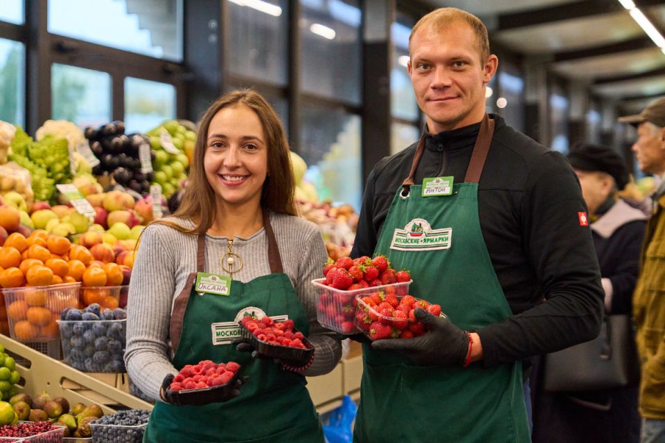 Осенний урожай: на московских ярмарках радуют ягоды ремонтантных сортов