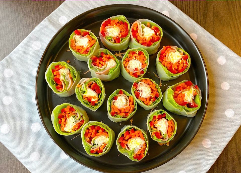 Легкие закуски для новогодней ночи: свежие спринг-роллы с ветчиной