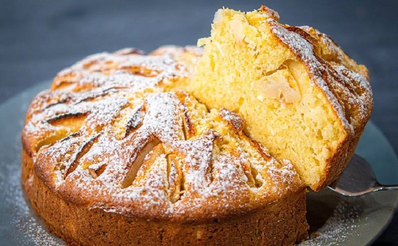 Творожная шарлотка с яблоками: неожиданный десерт для всей семьи