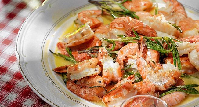 Почему креветки краснеют при варке — простая химия цвета и советы по идеальной варке