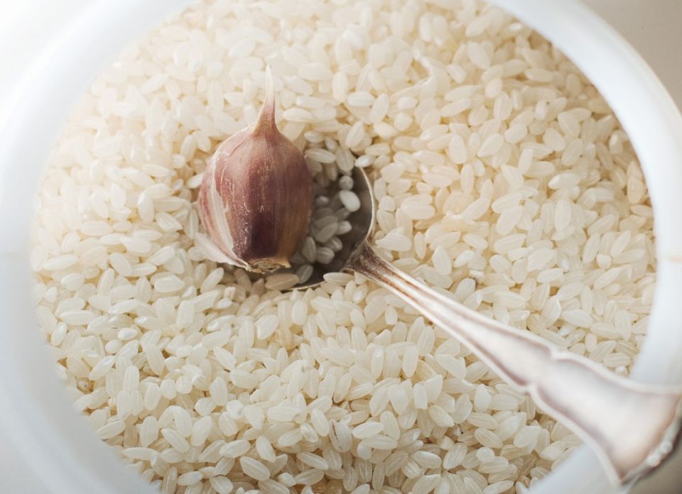 Удивительный трюк: как рис поможет сохранить свежесть чеснока надолго