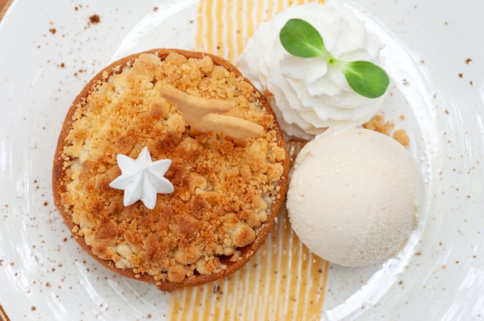 Яблочный крамбл с мороженым: простой и вкусный десерт для всей семьи